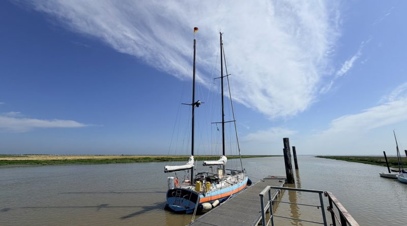 Die Lankenau am Steg vor der Schleuse in Varel vor dem Auslaufen