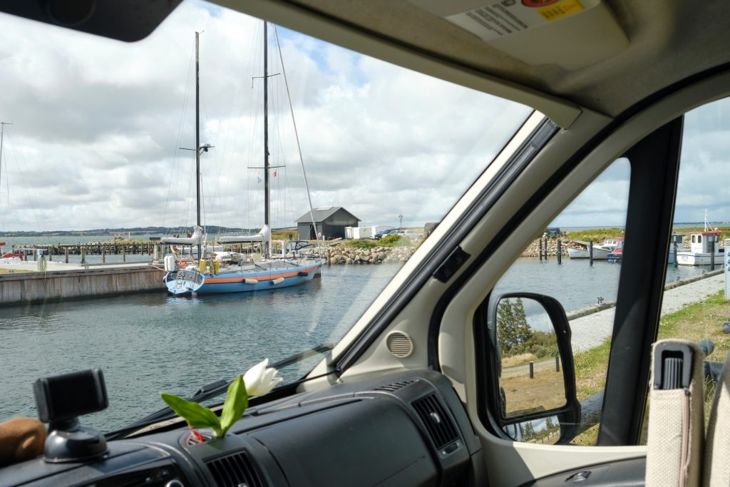 Venø - Blick vom Camper auf das Hafenbecken (Quelle: Reto Spinazzè, living-in-a-box.ch)