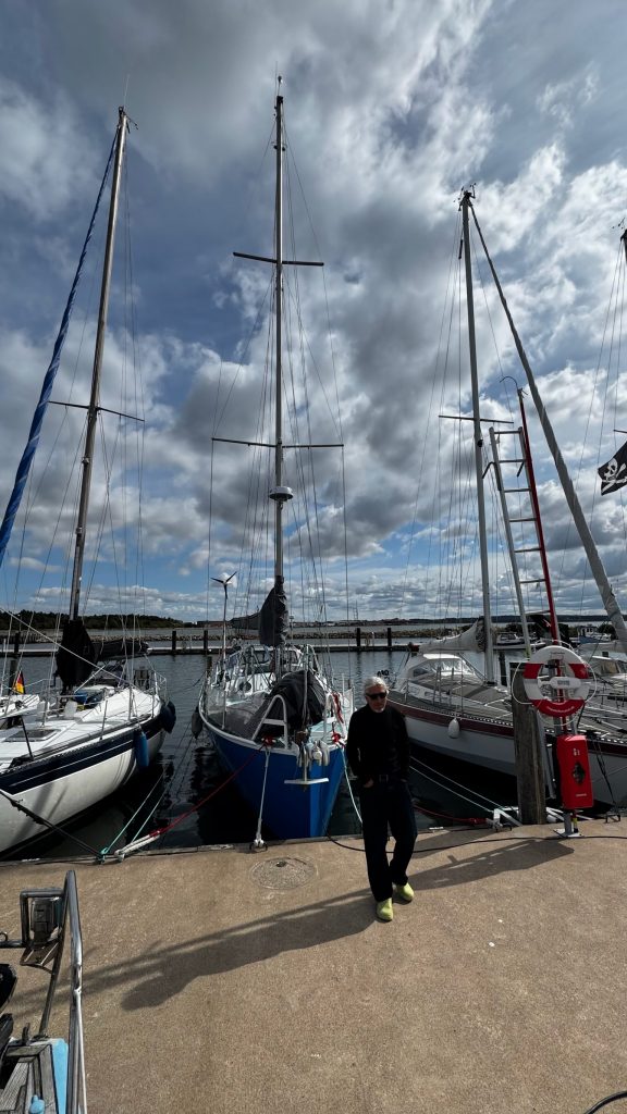 Nykøbing - Georg vor seiner Aluyacht