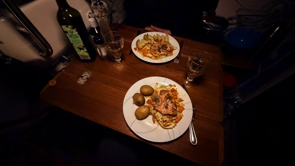 Ofenlachs auf Spitzkohl-Möhrenbett mit Pellkartoffeln aus Venø