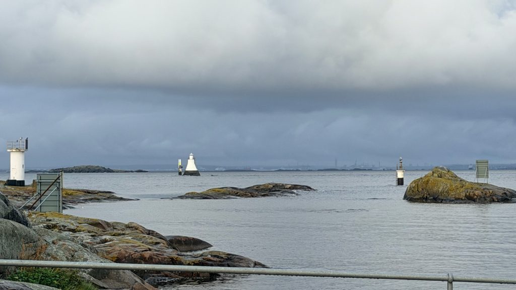 Vinga: Blick nach Göteborg mit diversen Peil- bzw. Richtfeuertürmen bzw. -Baken