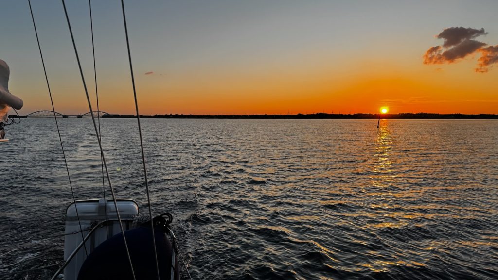 Aggersundbroen nach Passage bei Sonnenuntergang