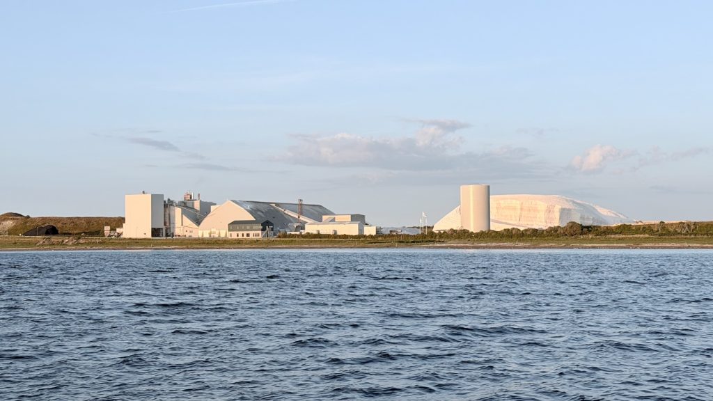 Løgstør: Kalkfabrik mit Kalkhalde