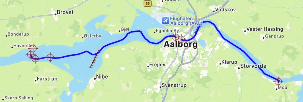 Route Attrup – Aalborg – Mou, 25. August 2026 (grün: unter Segeln, blau: unter Motor oder mit Motorunterstützung)
