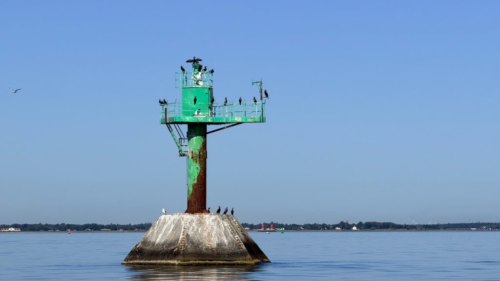 Hals - markante befeuerte Fahrwassermarkierung einlaufend an Steuerbord
