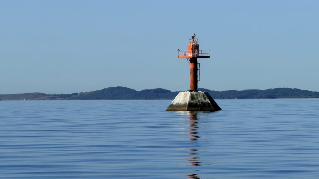 Hals - markante befeuerte Fahrwassermarkierung einlaufend an Backbord