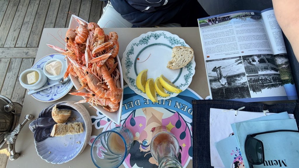 Vesterø Hafenfischrestaurant: ganz frische Langusten für Kirstin