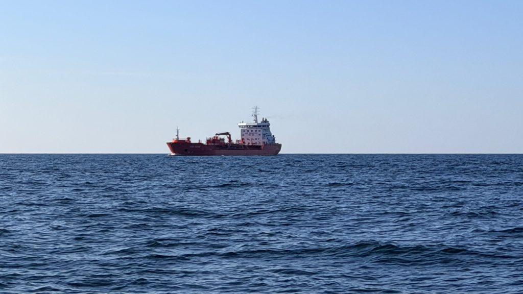 Reede Göteborg: Slalomfahrt zwischen den vor Anker liegenden bzw. einlaufenden Schiffen