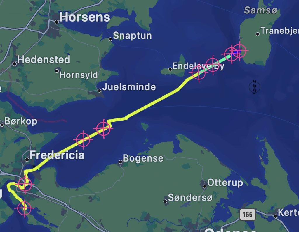 Route Kolby Kås – Anker vor Middelfart, 7. September 2026 (grün: unter Segeln, blau: unter Motor oder mit Motorunterstützung)