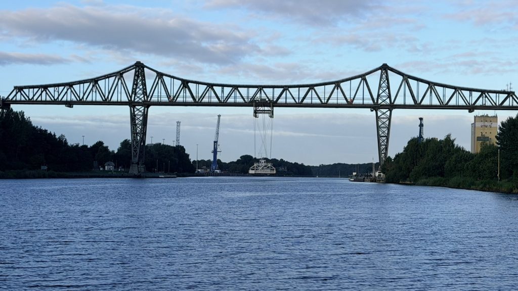 Rendsburg: die Schwebefähre über den NOK ist nach längerer Pause wieder in Betrieb