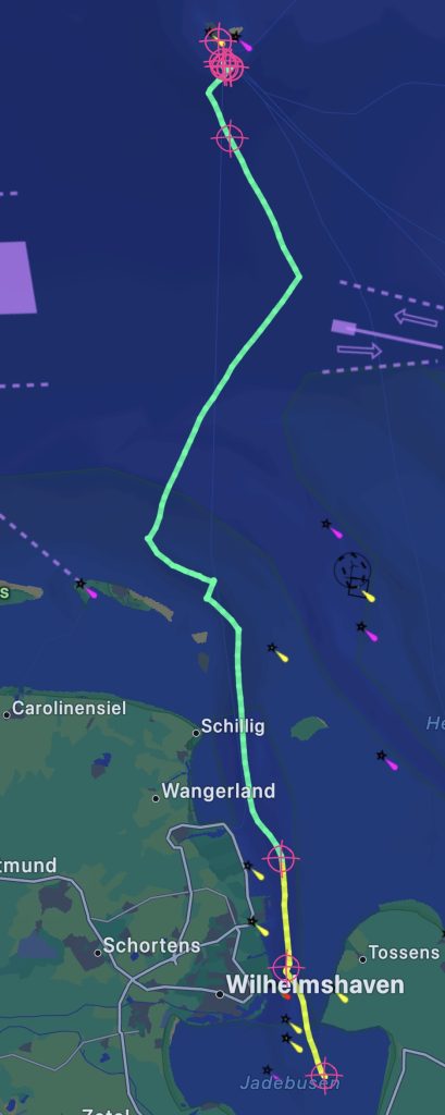 Route Helgoland – Anker Jadebusen, 13./14. September 2026 (grün: unter Segeln, blau: unter Motor oder mit Motorunterstützung)